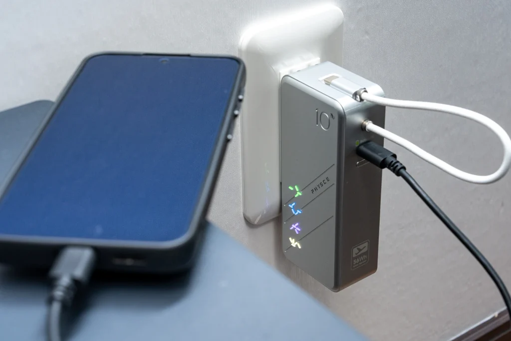 PHYSCE モバイルバッテリー F110KUS パススルー充電機能を使ってスマホで充電