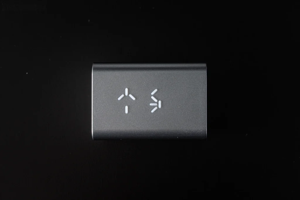PHYSCE C145US(45W GaN充電器)製品撮影画像  RGB発光面