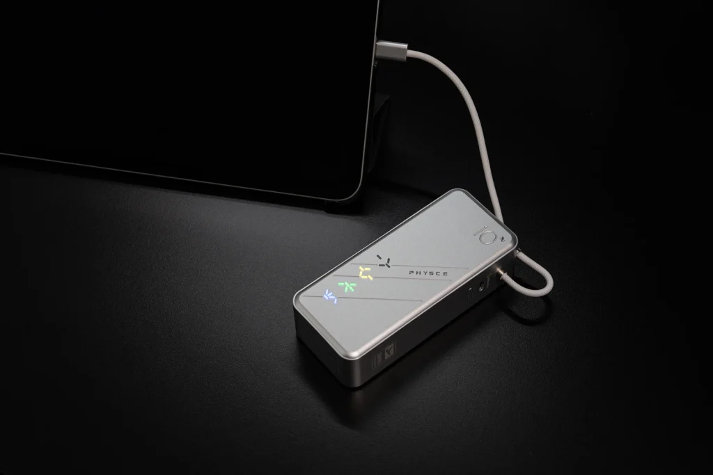 PHYSCE F110KUS 3in1モバイルバッテリー iPad充電シーン