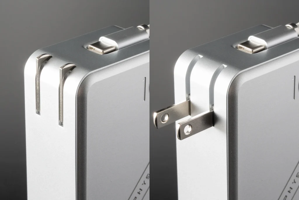 PHYSCE モバイルバッテリー F110KUS 折りたたみ式コンセントプラグの出し入れイメージ