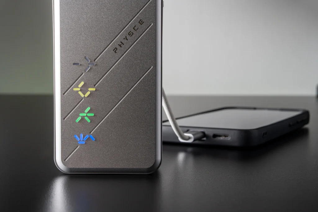 PHYSCE モバイルバッテリー F110KUS 充電中のRGBライトの表示