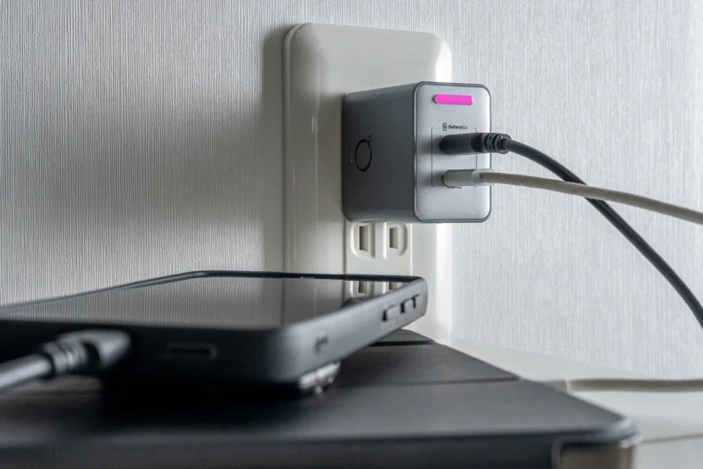 PHYSCE C145US(45W GaN充電器)製品撮影画像 スマホとiPad充電