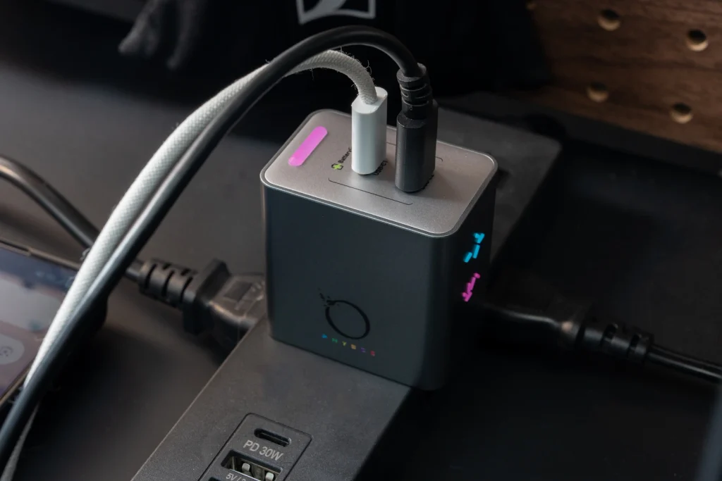 PHYSCE C145US(45W GaN充電器)製品撮影画像 RGB点灯イメージ