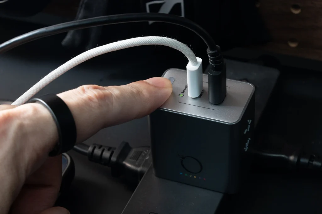 PHYSCE C145US(45W GaN充電器)製品撮影画像 RGBをOFFにもできる。ボタンで非点灯にする画像