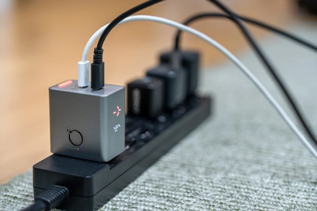 PHYSCE C145US(45W GaN充電器)リビングで家族用に使用しているイメージ
