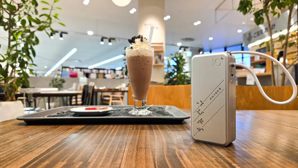 PHYSCE モバイルバッテリー F110KUS カフェでの使用シーン