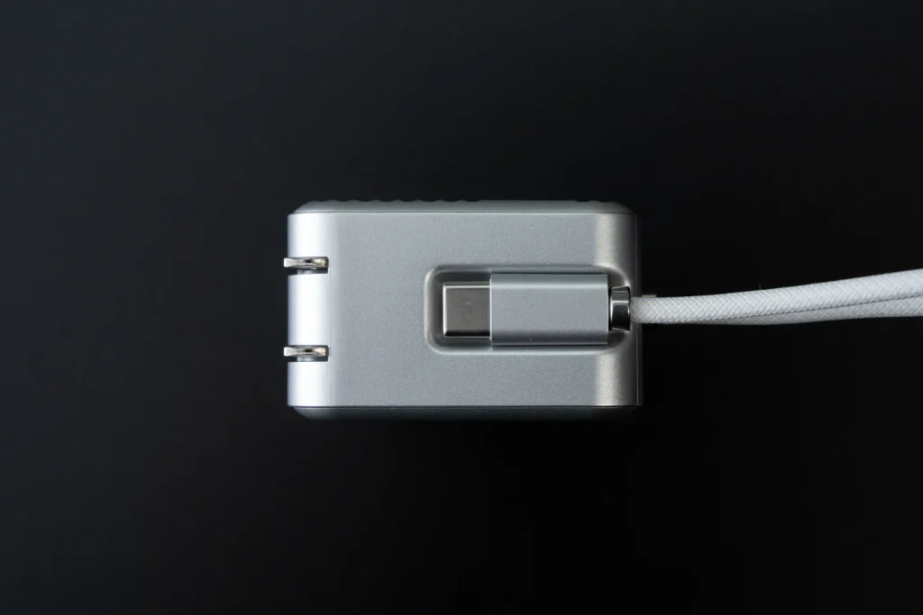 PHYSCE モバイルバッテリー F110KUS 付属ケーブルとコンセントプラグがある上面の画像