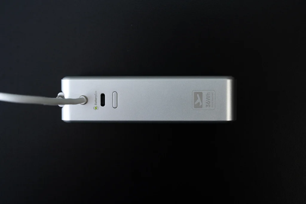 PHYSCE モバイルバッテリー F110KUS 淳伝ポートがある側面の画像