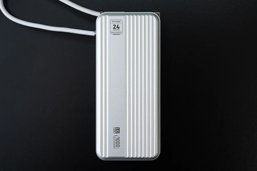 PHYSCE モバイルバッテリー F110KUS 背面の画像