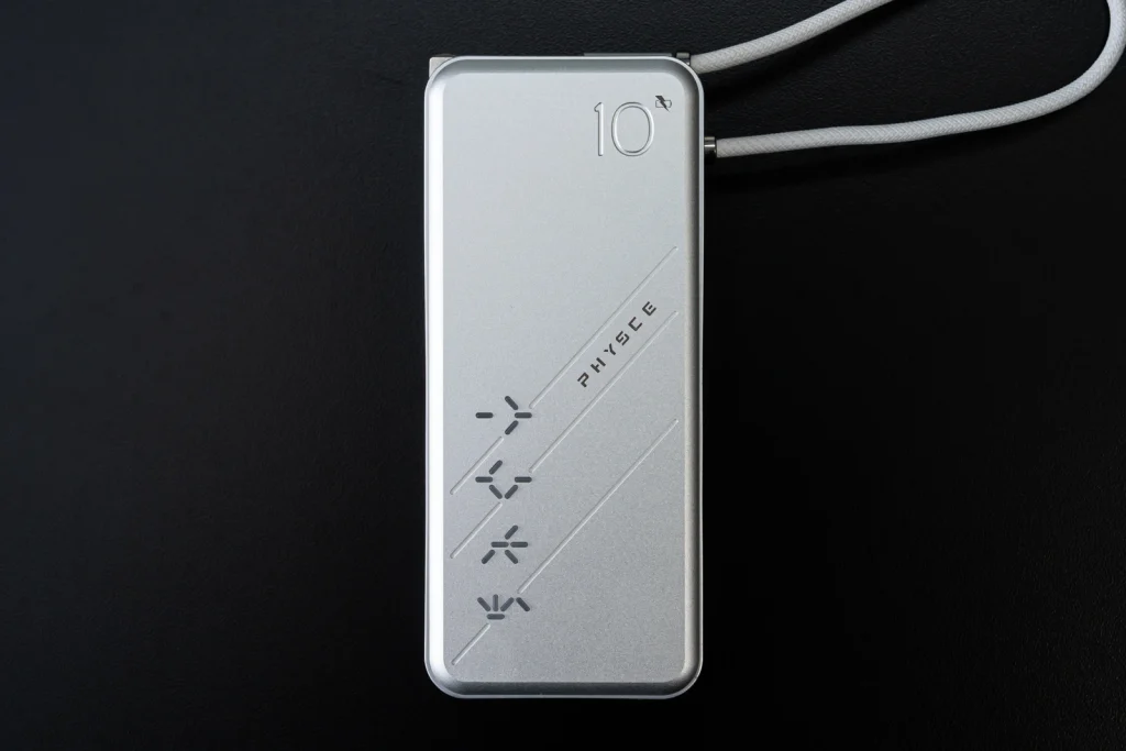 PHYSCE モバイルバッテリー F110KUS 正面から見た画像