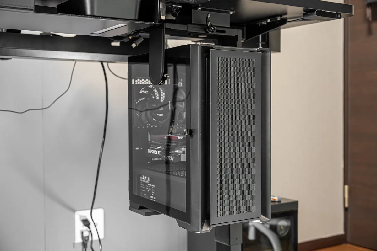 CPUホルダーにPC本体を設置